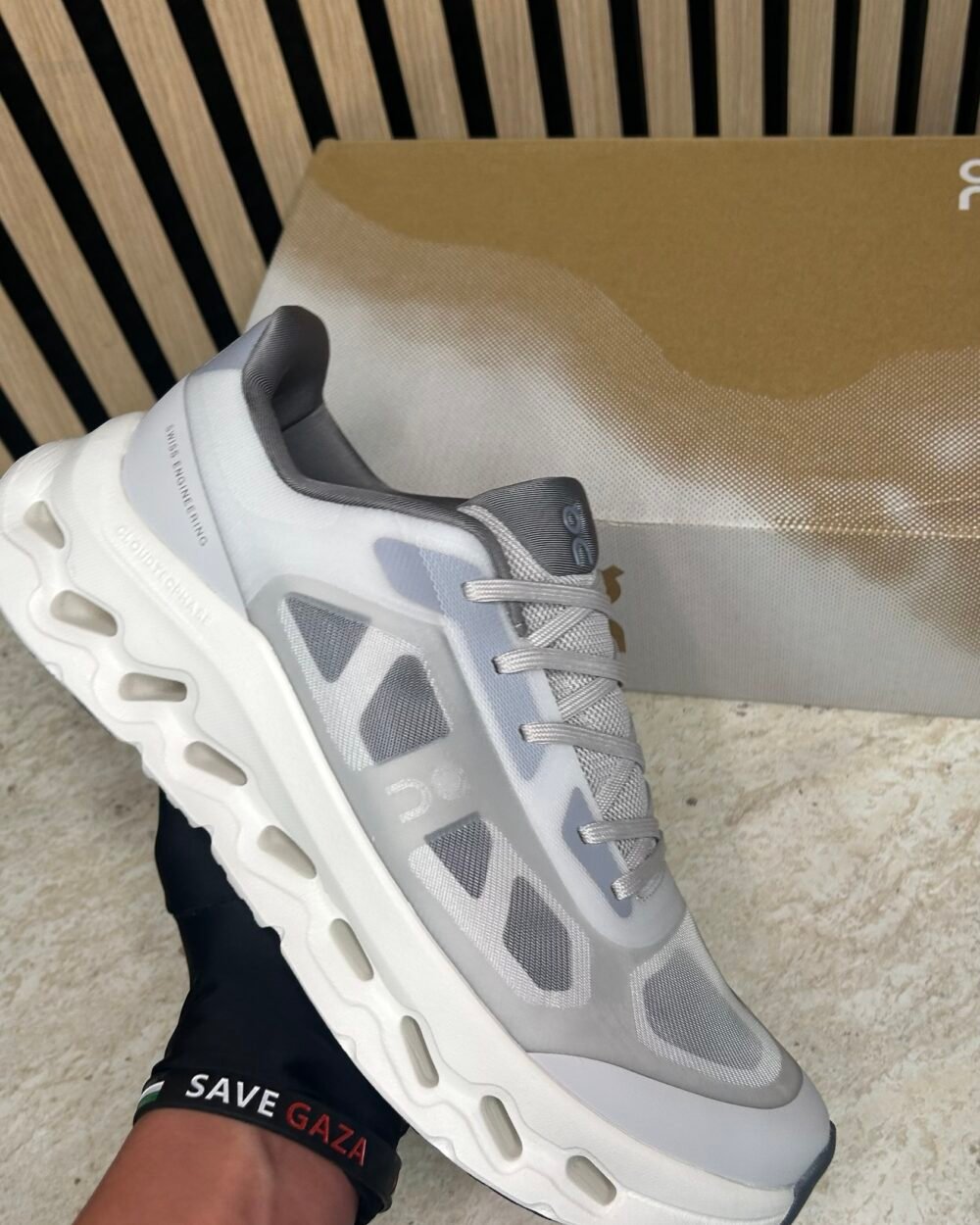 sneaker-on-running-men-cloudtilt-remix-alloy-ivory