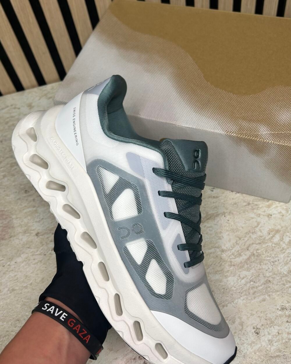 sneaker-on-running-men-cloudtilt-remix-olive-ivory
