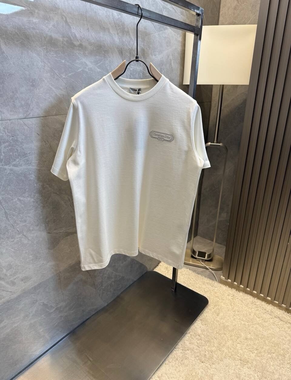 cd-box-t-shirt-relaxed-fit-model-white