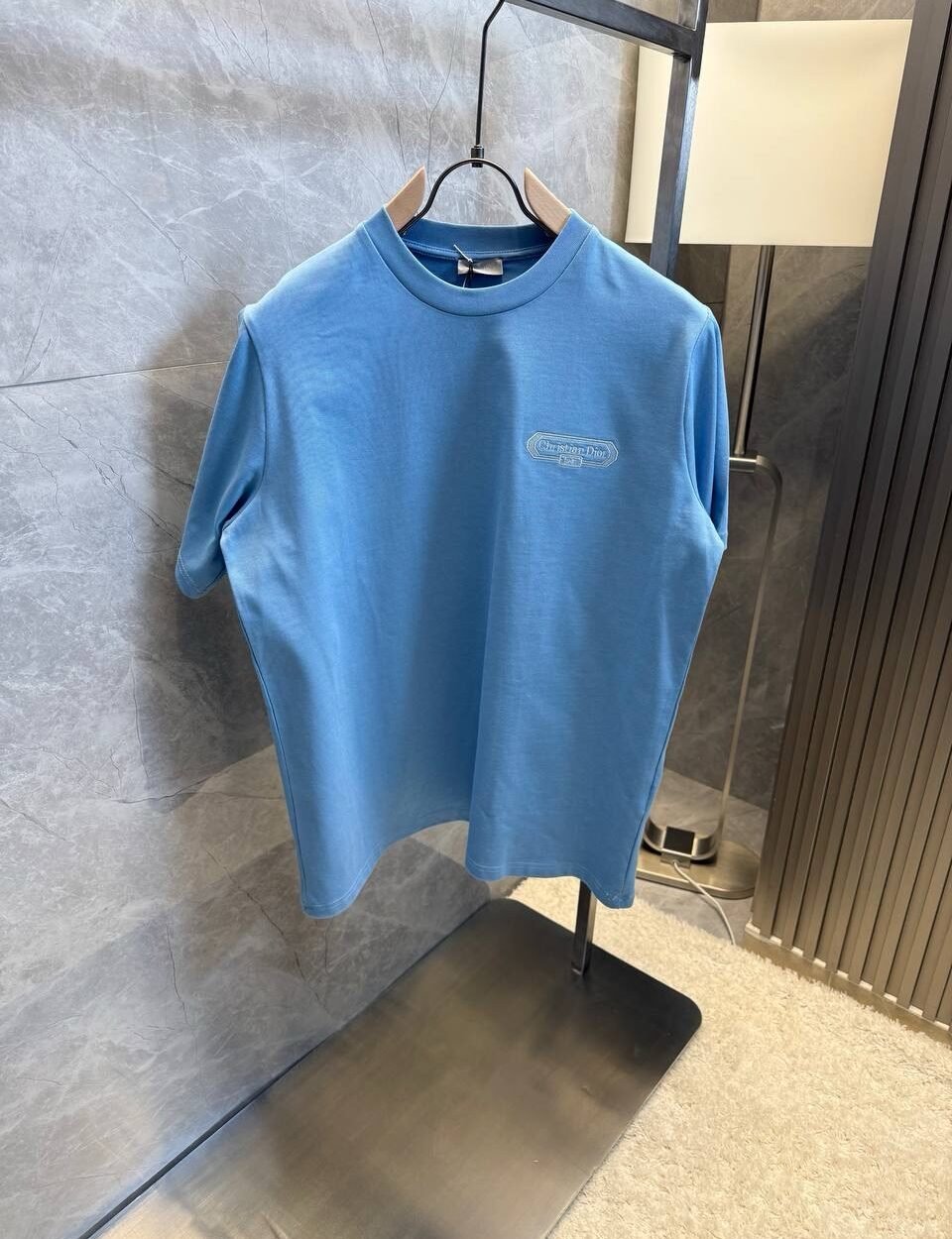 cd-box-t-shirt-relaxed-fit-model-blue