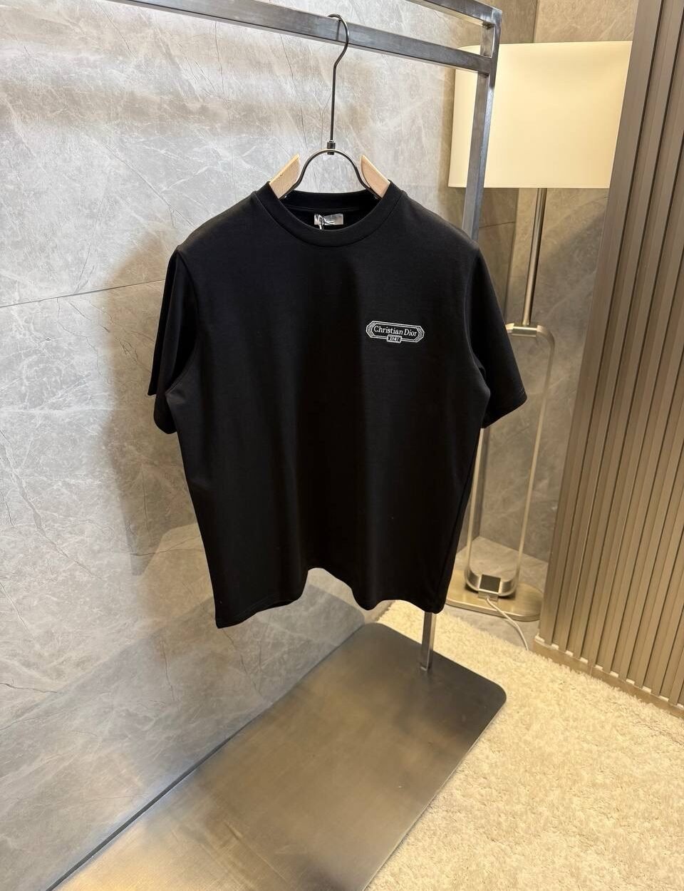 cd-box-t-shirt-relaxed-fit-model-black