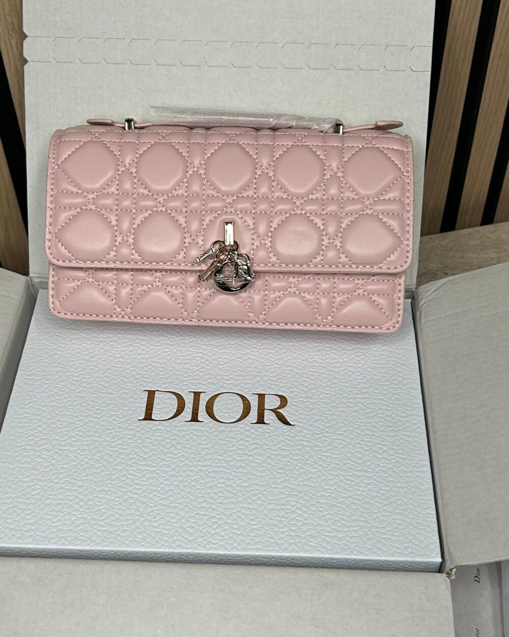 dior-caro-pouch-met-hartmotief-en-kettingriem-roze